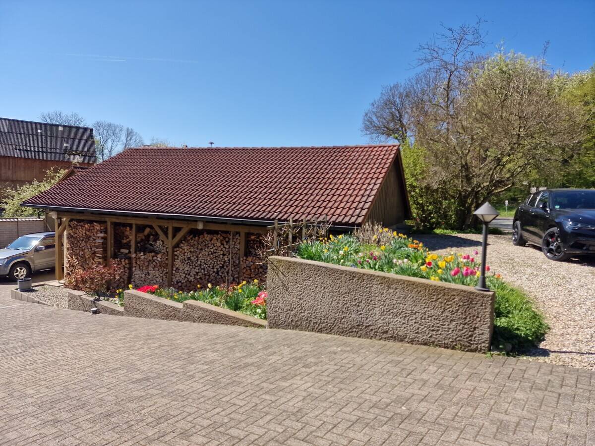 Wohnen wie im Park! Tolles Landhaus + 4 Nebengebäude + PV-Anlage u. Fernwärme + Bezugsfrei in Kürze! – Creußen – Vorschaubild 4