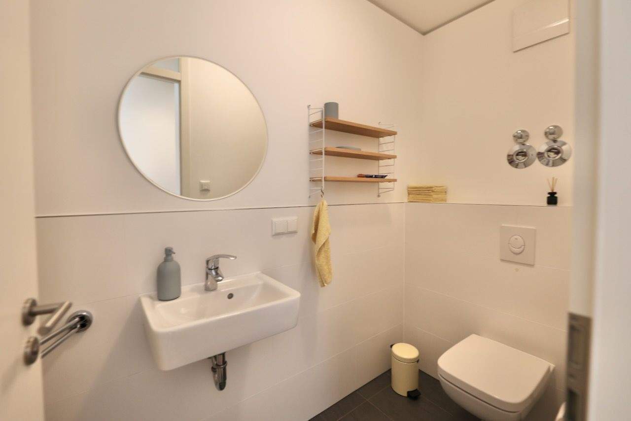 HOCHWERTIGE EINBAUKÜCHE, PARKETTBODEN & FUSSBODENHEIZUNG - 2 BALKONE - AUFZUG & TG-STELLPLATZ – Berlin – Vorschaubild 3