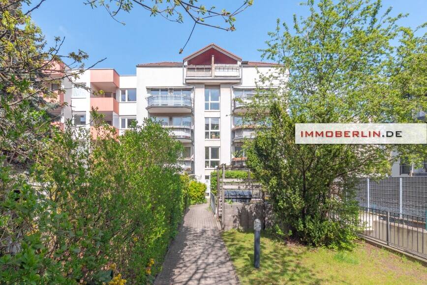 IMMOBERLIN.DE - Großzügige Wohnung mit Südwestbalkon & -loggia in Ruhelage – Berlin – Vorschaubild 2