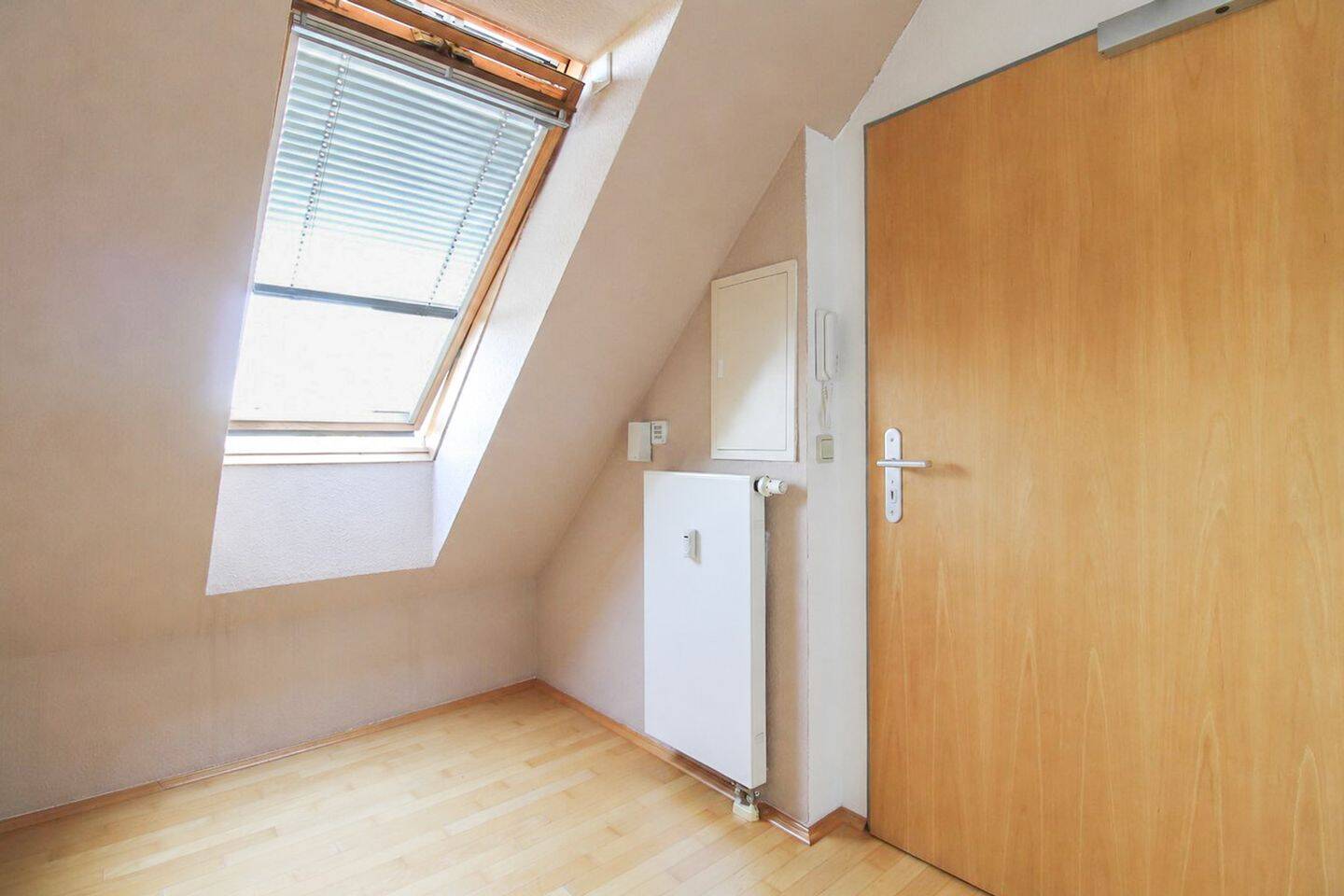 Attraktive Kapitalanlage in Wiesbaden-Biebrich - Vermietete 1,5-Zimmer-Wohnung mit TG-Stellplatz – Wiesbaden – Vorschaubild 2