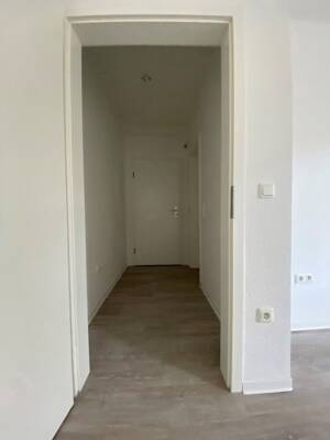 Zentral, preiswert, renoviert & sofort bezugsfertig! Gut geschnittene 2,5 Zimmer-Wohnung – 45141 Essen – Vorschaubild 2