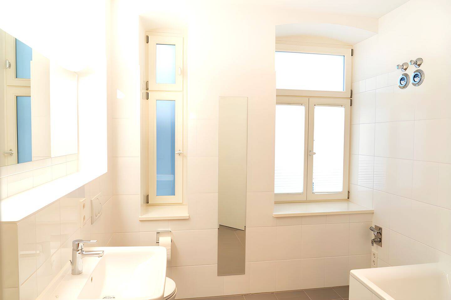 Attraktive 2-Zimmer-Wohnung mit Balkon im generalsanierten denkmalgeschützten Altbau – München – Vorschaubild 2