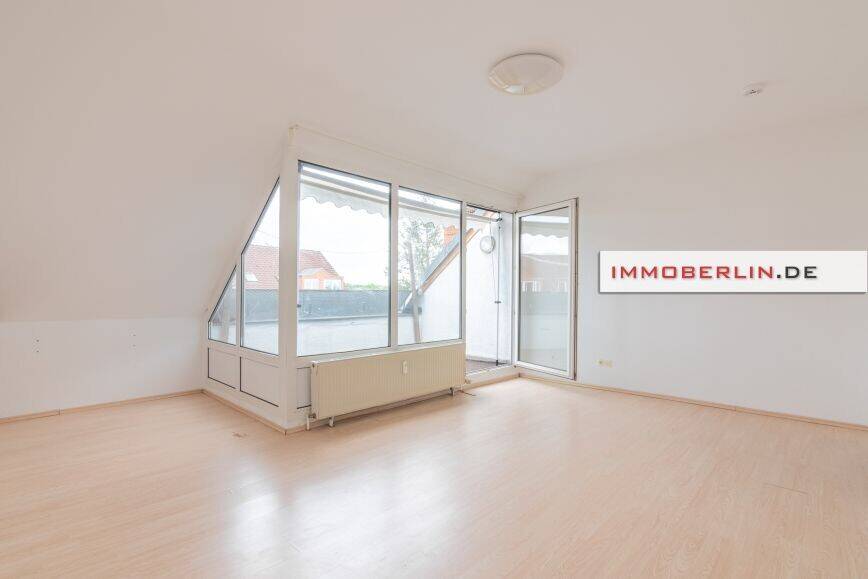 IMMOBERLIN.DE - Schöne Dachgeschosswohnung mit Südterrasse & Pkw-Stellplatz – Berlin – Bild 1 von 9