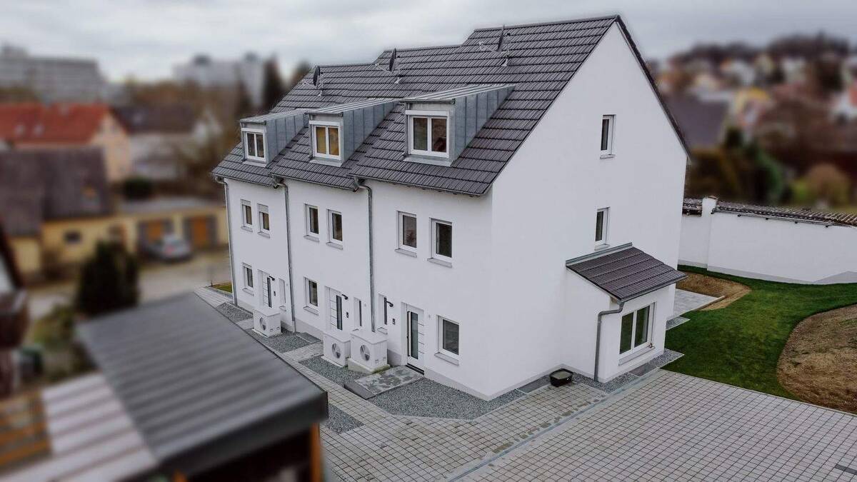 Hochwertiges KFW-55 Reihenmittelhaus in Regensburg mit Luxus-Küche, Fußbodenheizung und Garten! – 93057 Regensburg – Bild 1 von 9