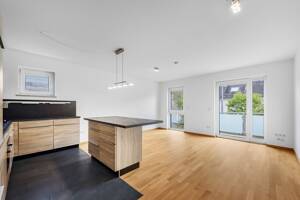 Ruhig gelegene, gepflegte 2-Zimmer-Wohnung mit Südwestbalkon und Lift – 80995 München – Vorschaubild 1