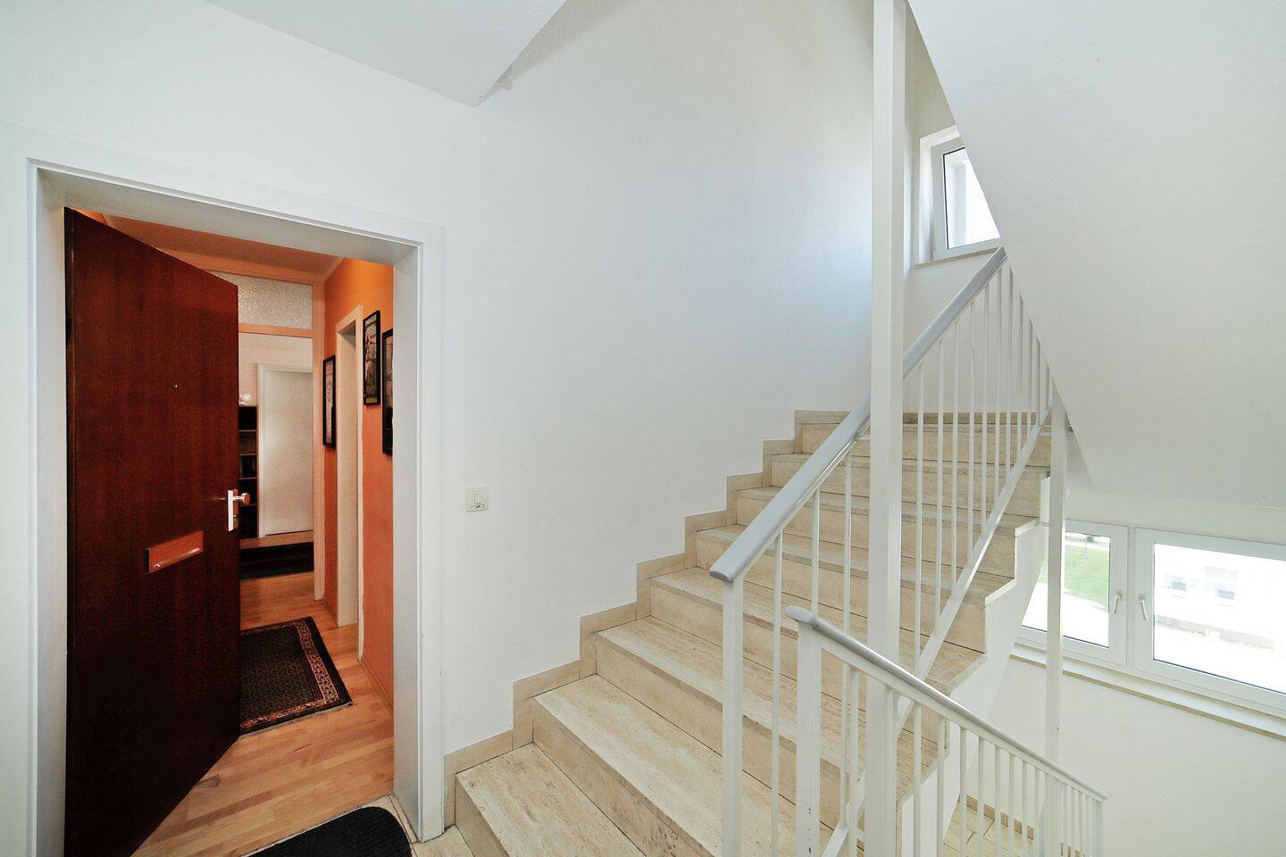 Attraktive 3,5-Zimmer-Wohnung in grüner und ruhiger Lage in Unterföhring – Unterföhring – Vorschaubild 2