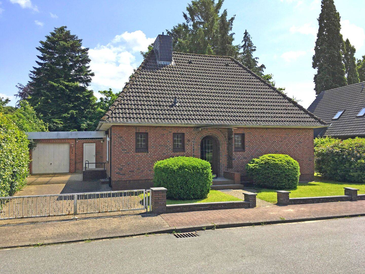 Gepflegter Walmdachbungalow mit Garage in ruhiger Wohnlage in Schenefeld bei Itzehoe – Schenefeld – Bild 1 von 9