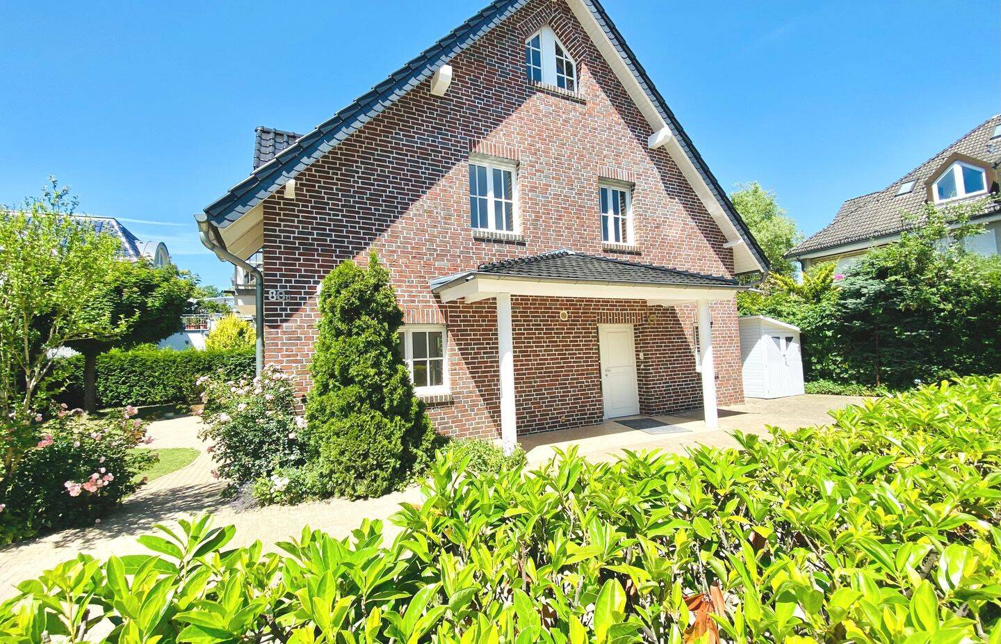 Licht-durchflutetes, freistehendes Landhaus in Zehlendorf, Bj. 2004, ca. 340 m² Fläche, 3 Etagen, top gepflegt, ruhige Endlage Privatstrasse, Rarität. – Berlin – Vorschaubild 2