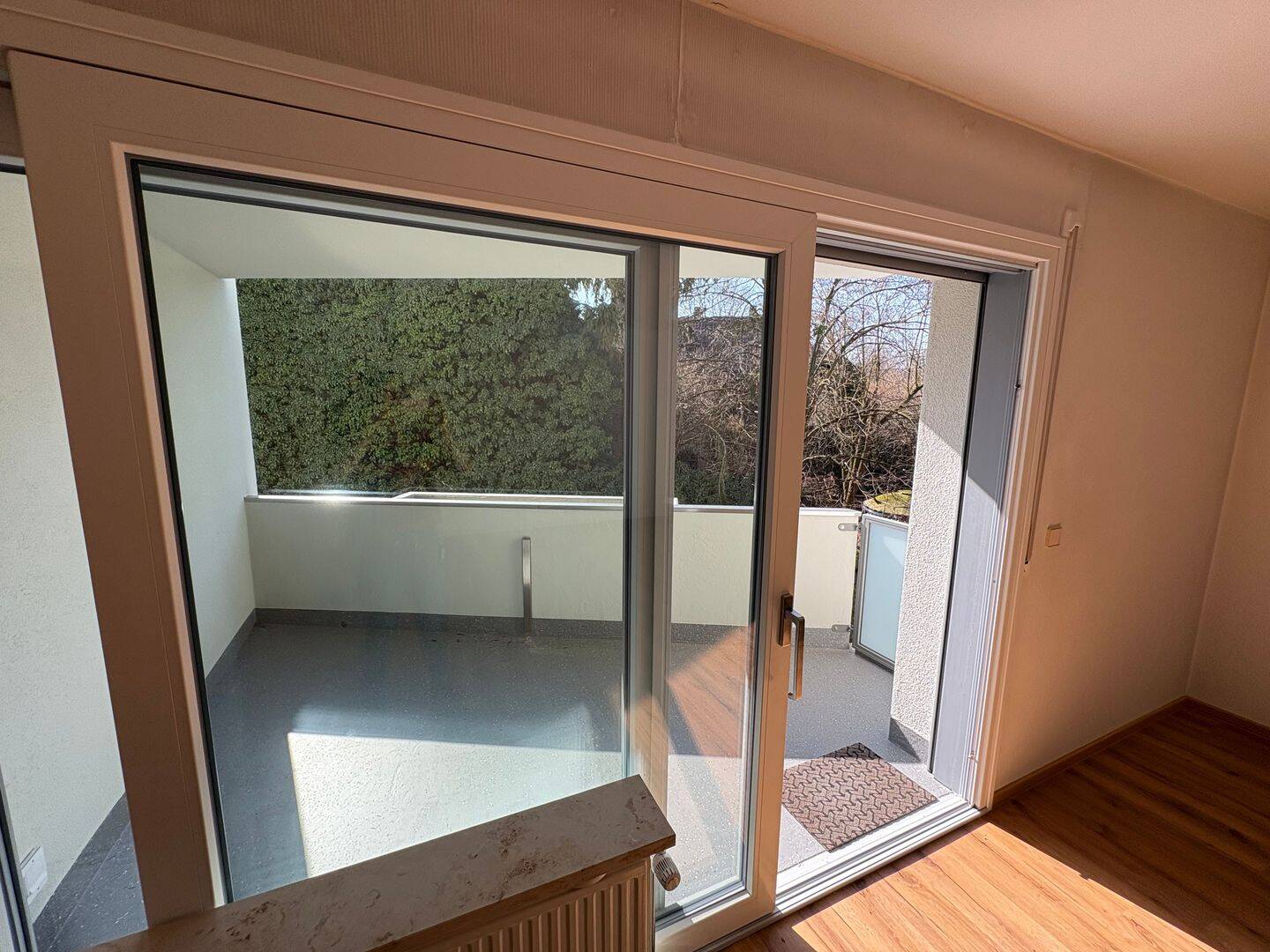 Lichtdurchflutete 2 Zimmer Wohnung in Zabo - Balkone, EBK, Gäste-WC, renov. – Nürnberg – Vorschaubild 2