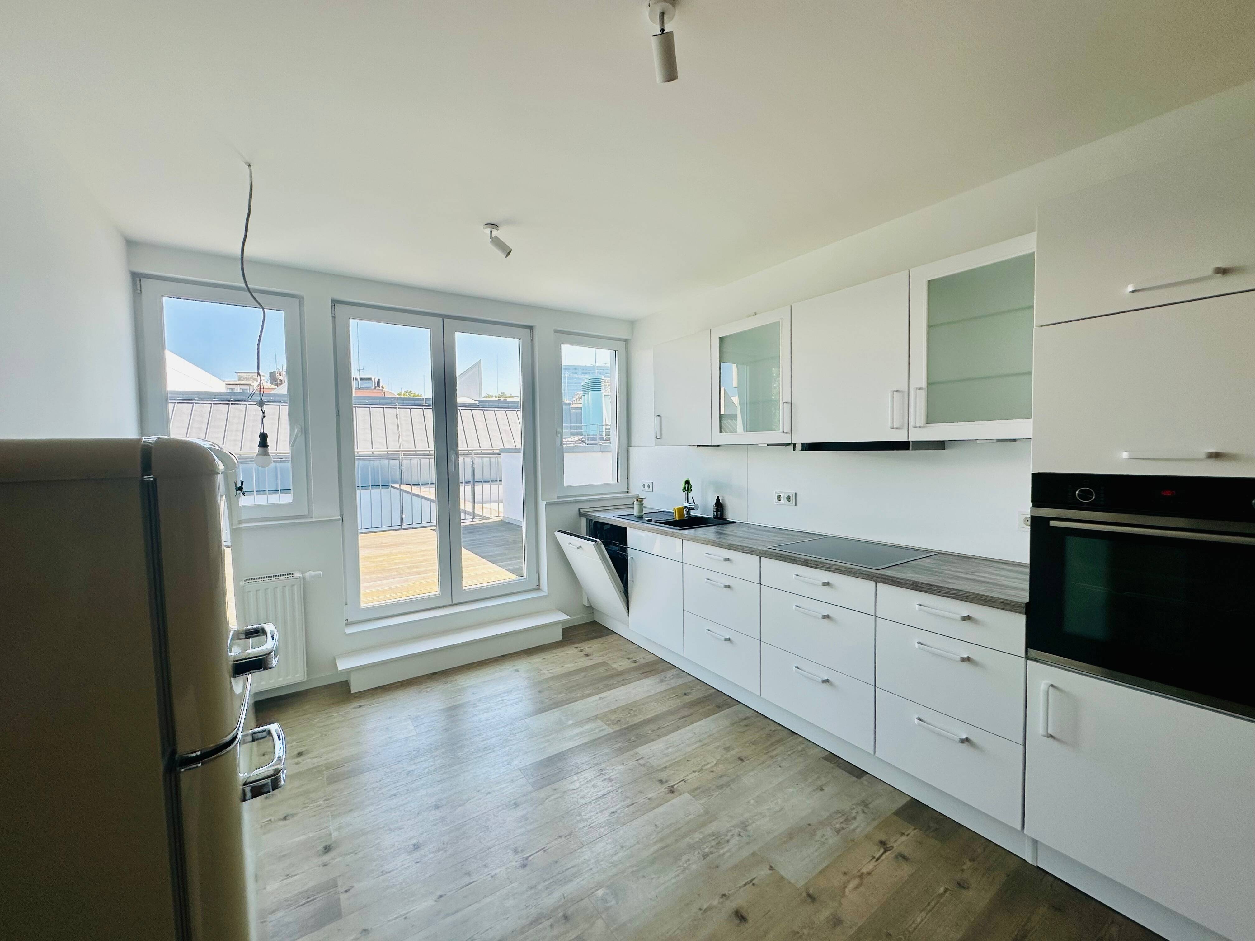 möbliertSchöne offene 2 Zimmerwohnung mit Dachterrasse  gegenüber vom Andreasquatier zu vermieten