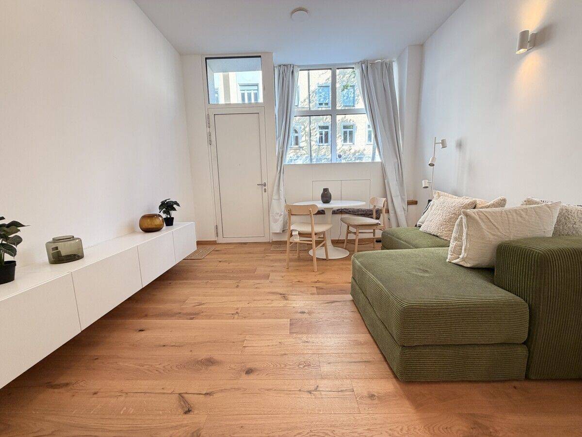 Erstbezug: Exklusive - Sonnige & möblierte 2-Zimmer-Erdgeschoss-Wohnung im Herzen von München – München – Vorschaubild 3