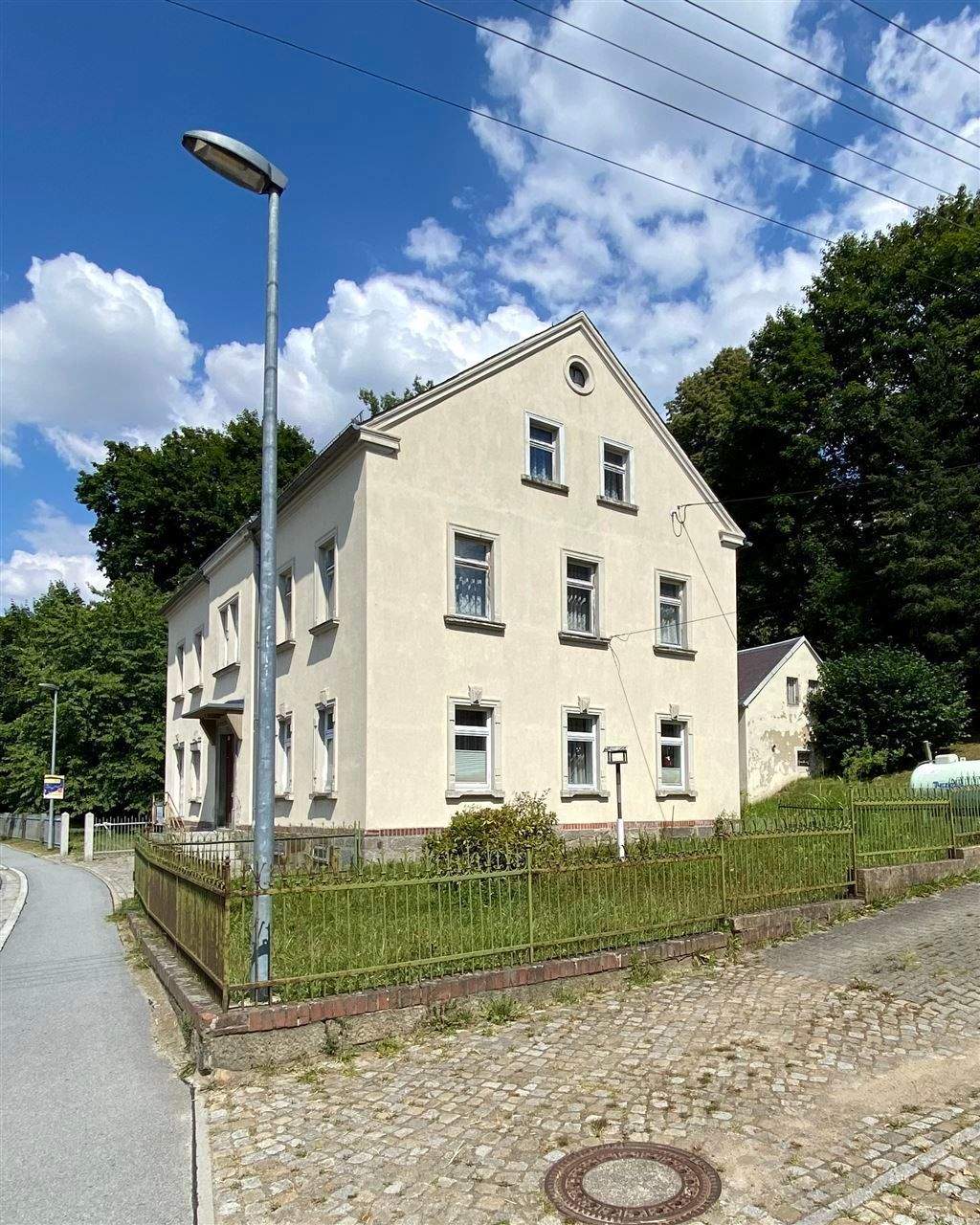 Zweifamilienhaus in Cunewalde mit viel Nebengelass und 1950 qm Grundstück – Cunewalde – Bild 1 von 9