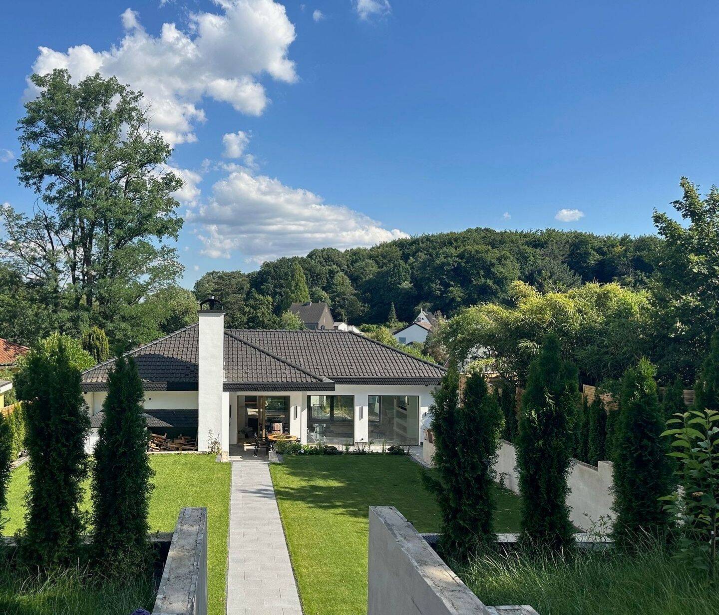 Ein Ort zum Ankommen – Exklusive Villa mit weitläufigem Garten, Innenpool und Einliegerwohnung – Mülheim an der Ruhr – Bild 1 von 9