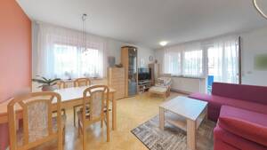 Gepflegte 2-Zimmerwohnung mit Balkon, Tiefgaragenstellplatz und Aufzug in Stuttgart-Zuffenhausen
