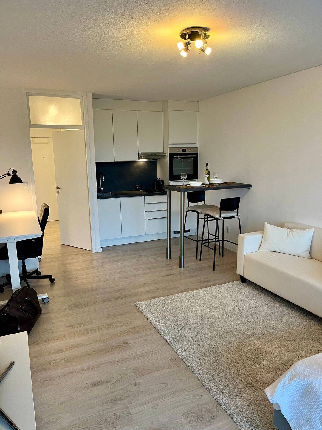 1-Zi.-Wohnung mit Balkon, Pool, möbliert, direkt an U-Bahn – München – Vorschaubild 4