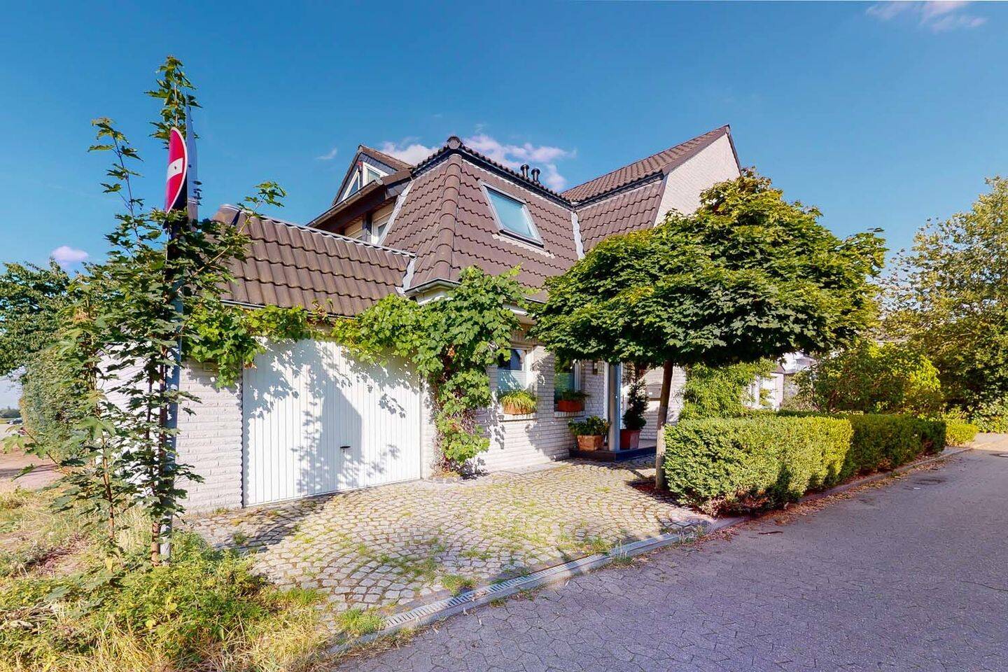 Familienglück zum Greifen nah: hochwertig ausgestattete Doppelhaushälfte mit großem Garten und Kamin – Düsseldorf – Vorschaubild 3