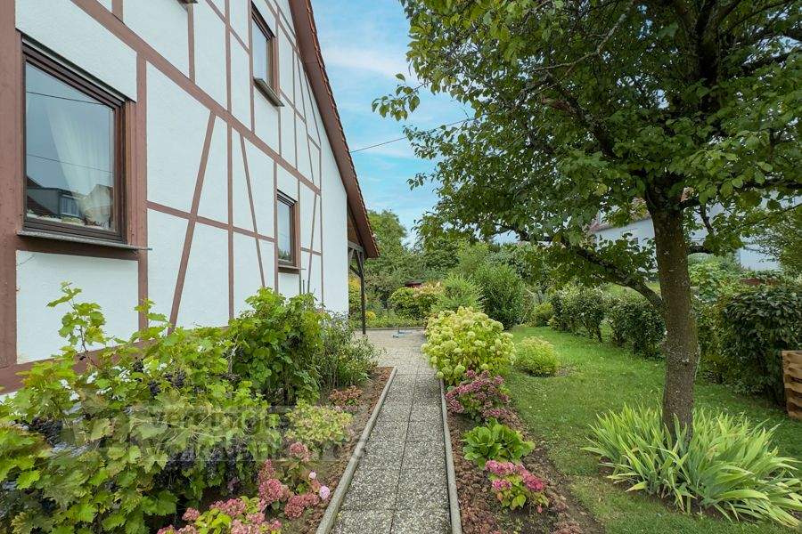 GEPFLEGTES FACHWERKHAUS - SCHEUNE - GROßER GARTEN - VIEL WOHNFLÄCHE & AUSBAUPOTENTIAL IN ROMMELSBACH – Reutlingen – Vorschaubild 2