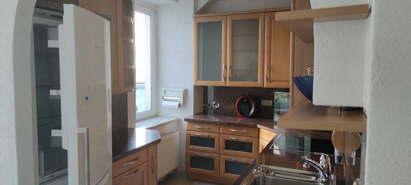 Die Mietwohnung in Nürnberg-Südstadt ist eine Etagenwohnung mit 75 m², 2,5 Zimmern und einem Balkon. Sie hat eine Einbauküche, Badmöbel Fliesenboden – Nürnberg – Vorschaubild 3