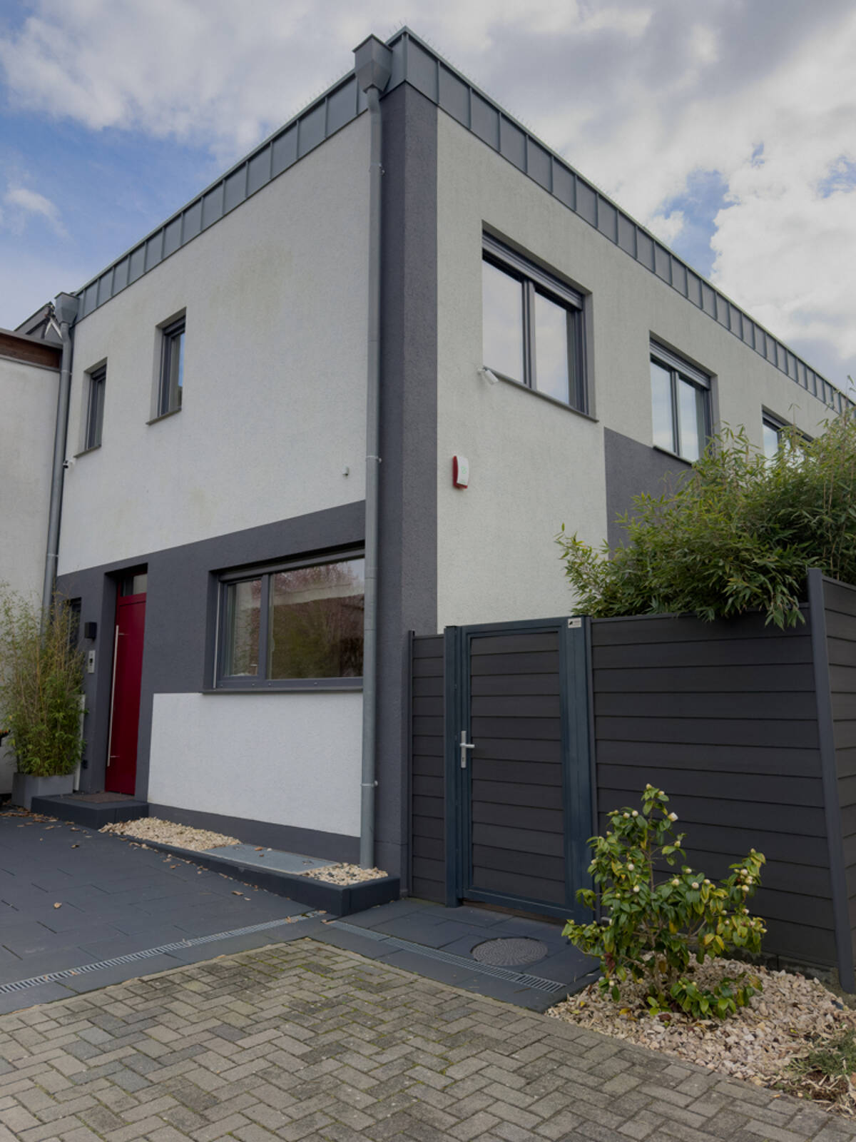 Energieeffizientes (A+) Traumhaus: Design trifft Wohnlichkeit & puristische Ästhetik – 47809 Krefeld – Bild 1 von 9