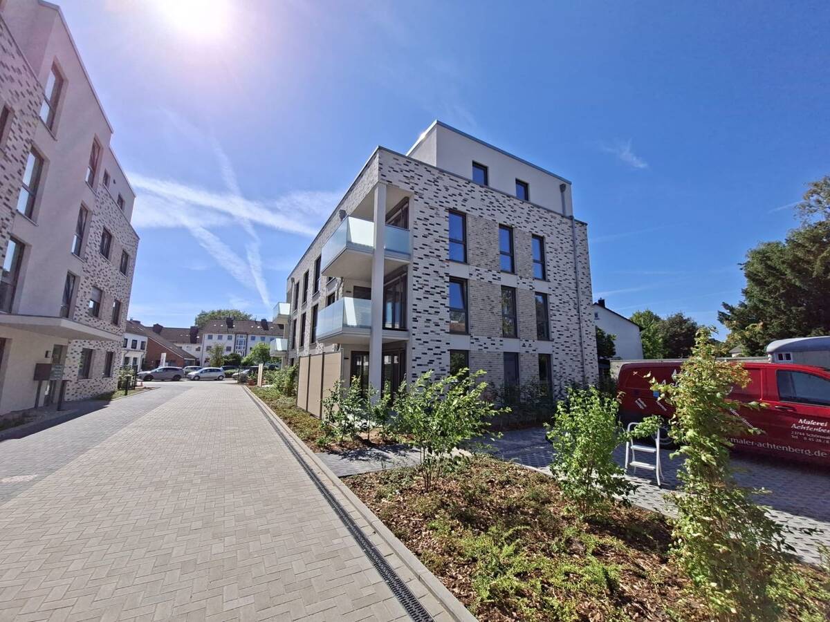 Hochwertige 4-Zimmer-Wohnung mit Balkon und Stellplatz – 23562 Lübeck – Bild 1 von 9