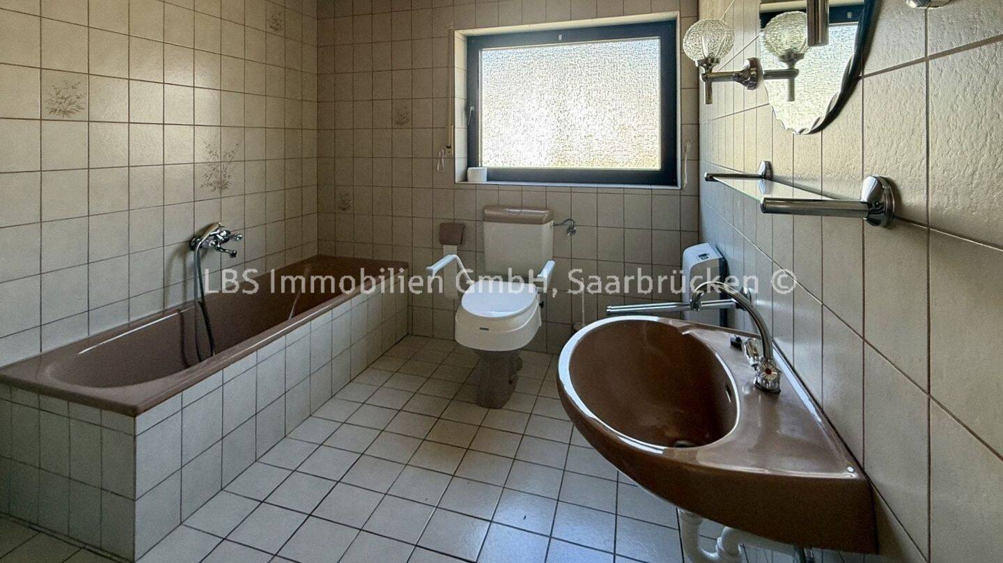 1-2 Familienhaus auf Eckgrundstück mit Garten, Garage & Stellplätzen – Saarbrücken – Vorschaubild 7