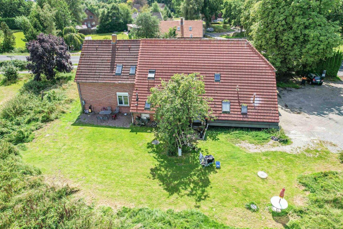 Vermietetes Mehrfamilienhaus mit Entwicklungsspielraum – Friedeburg – Bild 1 von 9