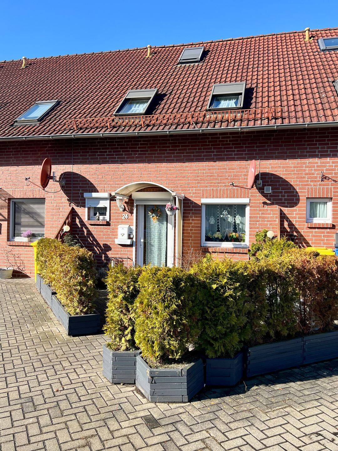 Gepflegtes Reihenmittelhaus mit Terrasse, uneinsehbarem Garten und zwei Stellplätzen in ruhiger Lage von Halberstadt – Halberstadt – Bild 1 von 3