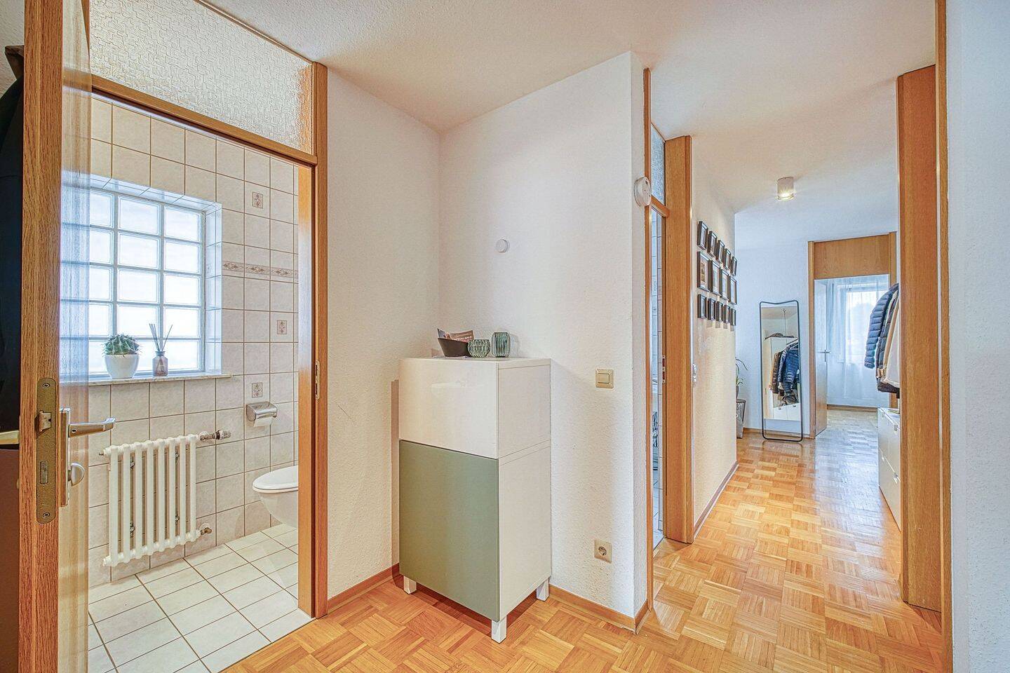 +++ Nahe PORSCHE - Parkett - Tageslicht-Bad mit Wanne und Dusche, separates WC - Süd-Balkon - Möbel-Übernahme möglich... – Stuttgart – Vorschaubild 9