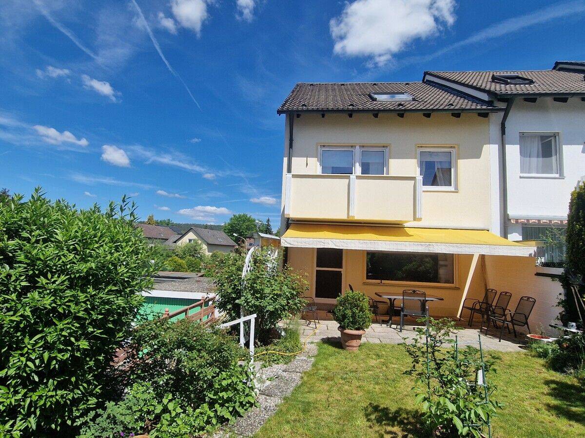 Modernisiertes Reihenendhaus 6,5 Zimmer + 2 Bäder + 2 Terrassen uvm. Bezugsfrei i.d. Stolzingstr.