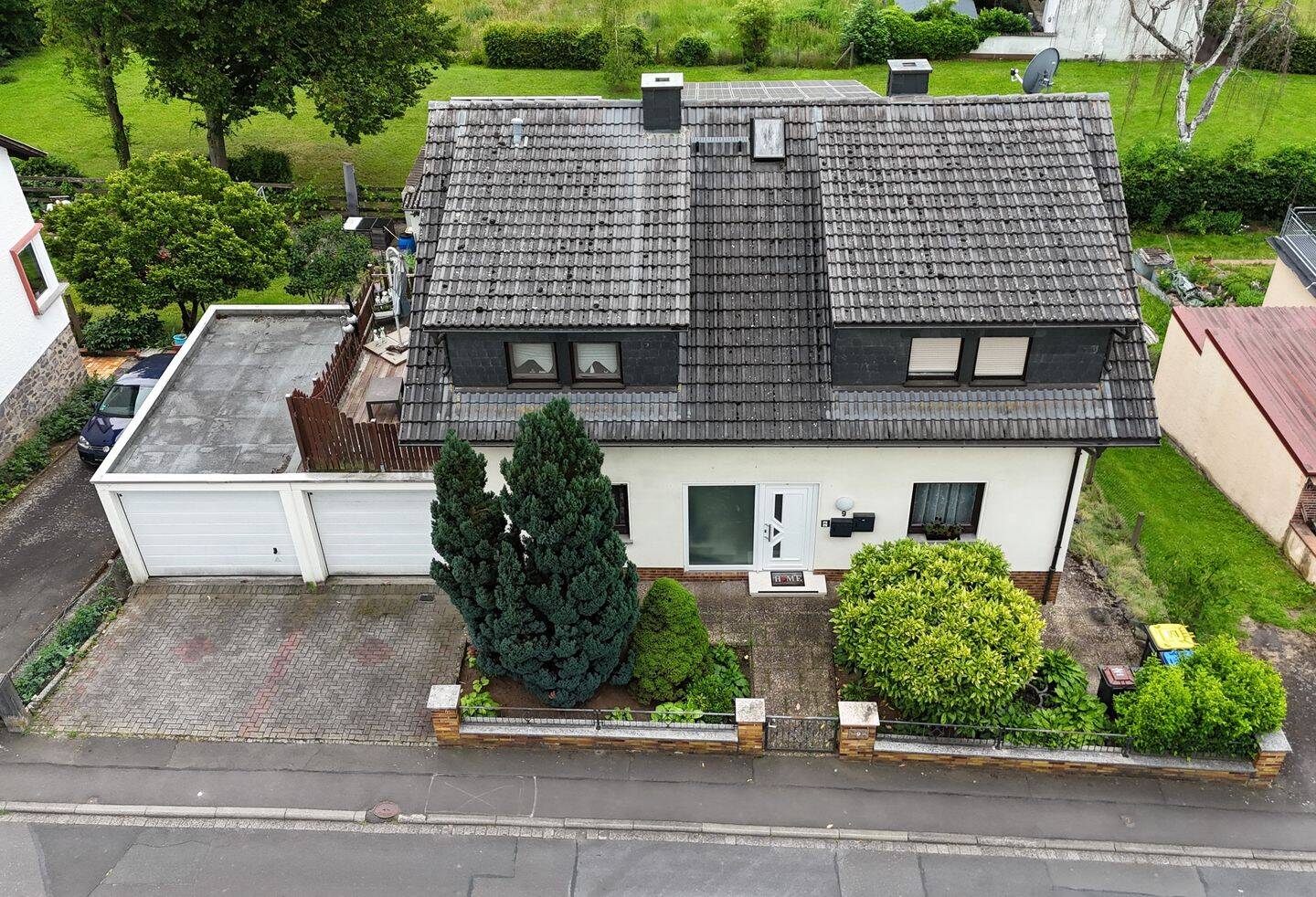 Platz für die ganze Familie: Zweifamilienhaus mit Garten & Doppelgarage in Nidda