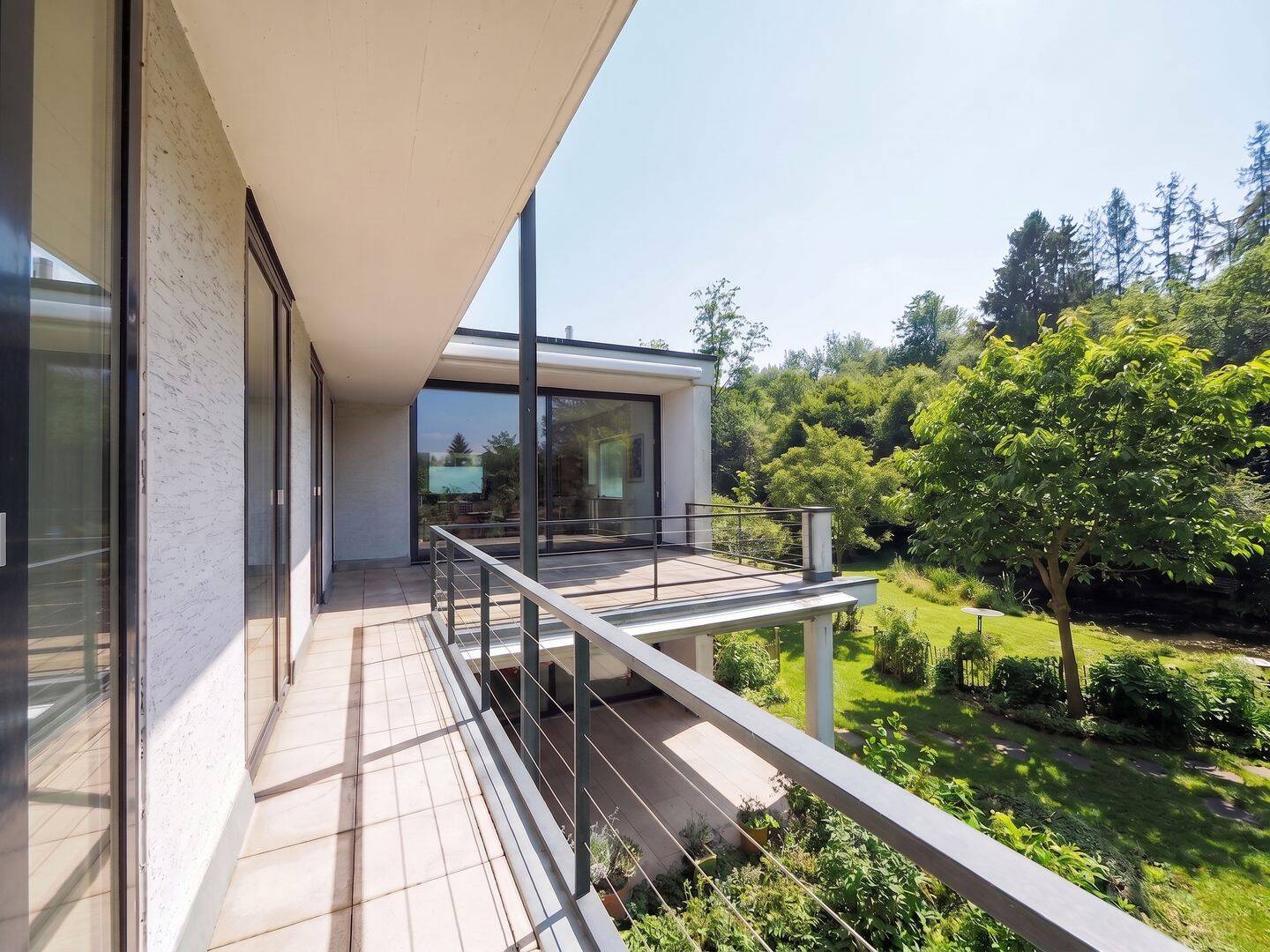 Stilvolle Bauhaus-Architektur in exklusiver Waldrandlage! – Saarbrücken – Vorschaubild 2