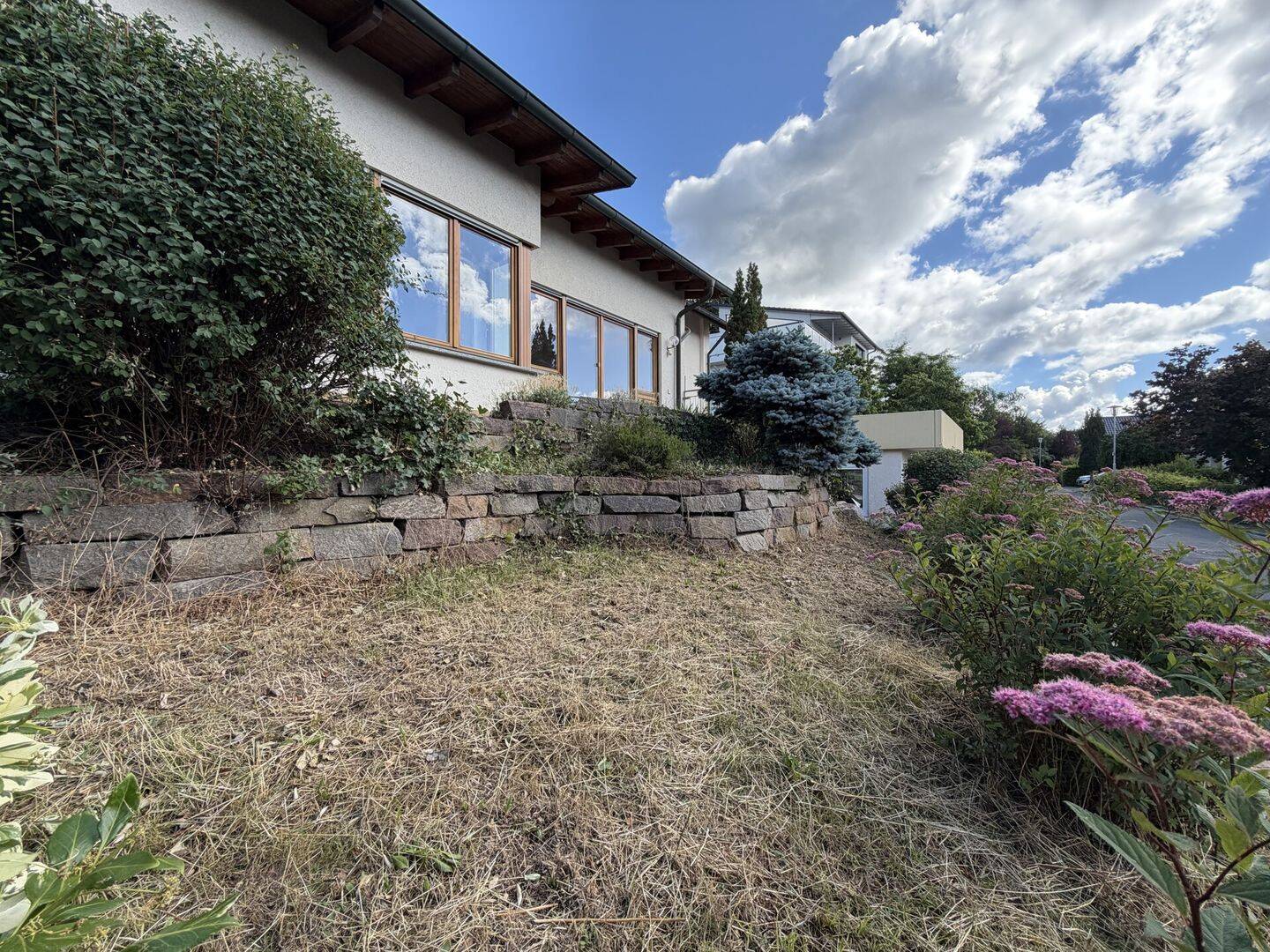 Großzügiges Zuhause. 8 Zimmer. 223 m². Garten, Garage und 2 Stellplätze. Viel Platz für Ihre Ideen. – Gottmadingen – Vorschaubild 7