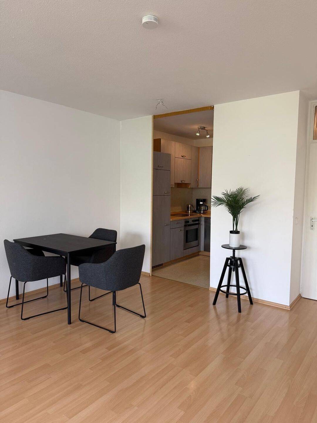 Stilvoll möblierte 2- Zimmer- Wohnung mit großem Balkon in München- Haidhausen – München – Vorschaubild 3