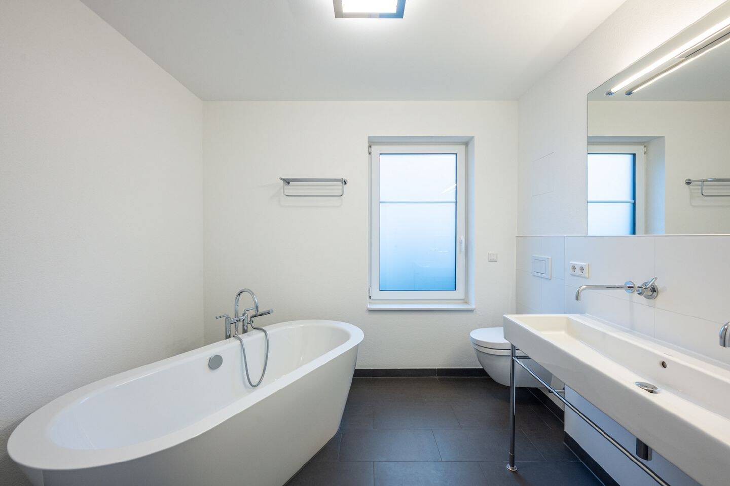 AIGNER - Stufenlos! Bezugsfreie 4-Zimmer-Wohnung mit West-Loggia und Blick ins Grüne – München – Vorschaubild 7