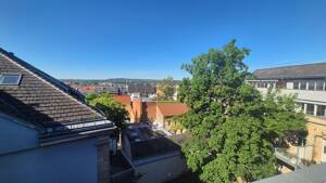Kapitalanlage: Vermietete 2-Zimmer-Maisonette mit Dachterrasse & Atrium-Ausblick – lichtdurchflutet direkt an der Fußgängerzone in Fürth – 90762 Fürth – Vorschaubild 3