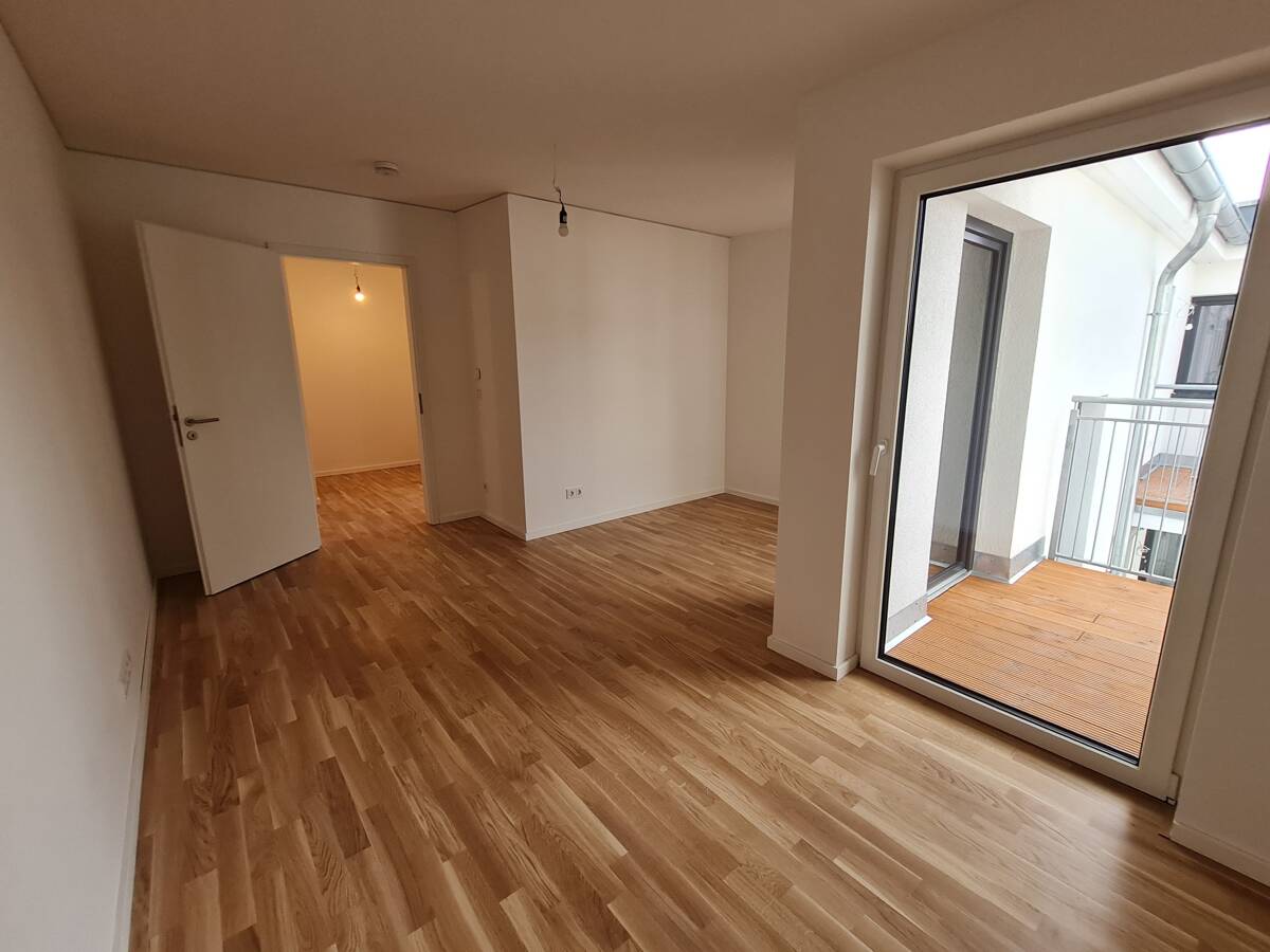 Schicke 4- Zimmerwohnung mit Parkett, Einbauküche, Balkon u. guter Energieeffizienz – 39112 Magdeburg – Bild 1 von 9
