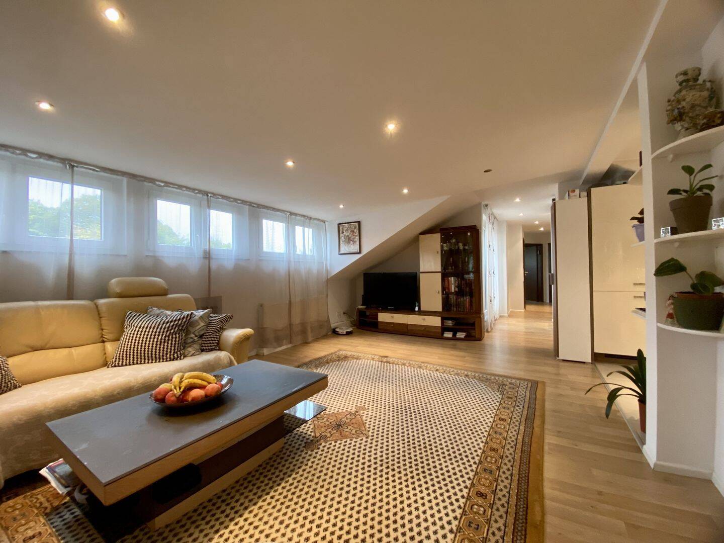 Elegante DG-Wohnung mit Einbauküche und Balkon - Wohnen mit Anspruch