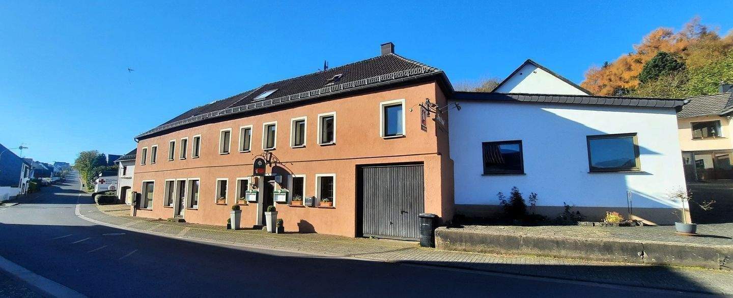 Beliebter historischer Landgasthof mit vielen Nutzungsmöglichkeiten zu verkaufen – Dahlem – Bild 1 von 9