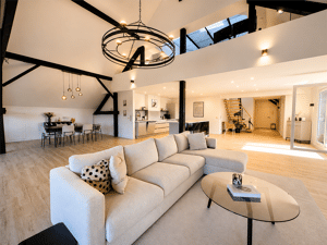Exklusives Loftflair auf zwei Ebenen: Designküche, Dachterrasse und Weitblick