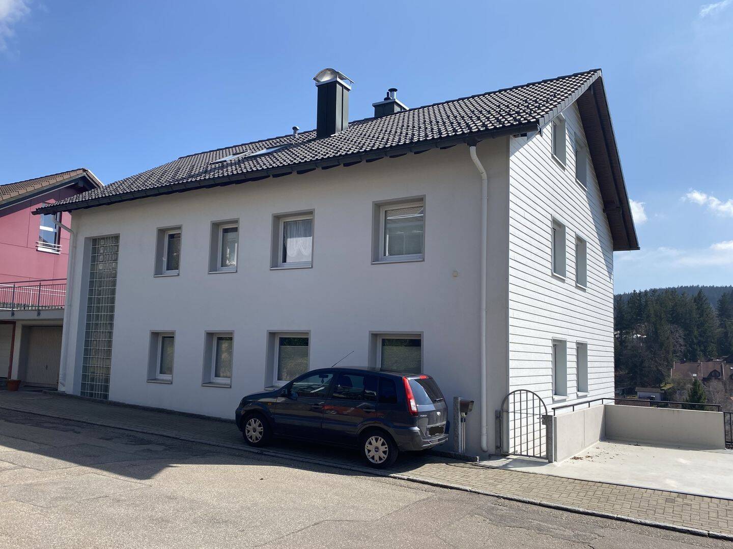 Gepflegtes 4-Familienhaus + PV-Anlage in sonniger Lage von Schonach – Schonach im Schwarzwald – Bild 1 von 9
