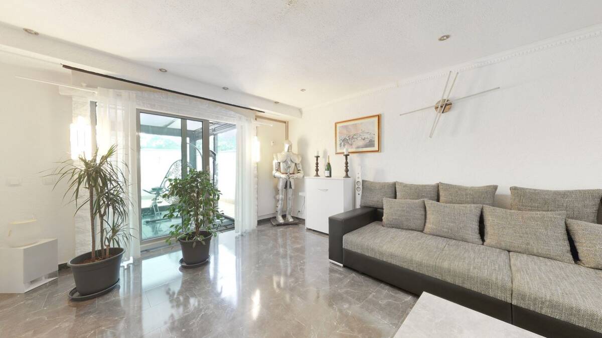Exklusive Erdgeschosswohnung mit PRIVATEM GARTEN, POOL & beheizbarem WINTERGARTEN – 63263 Neu-Isenburg – Bild 1 von 9