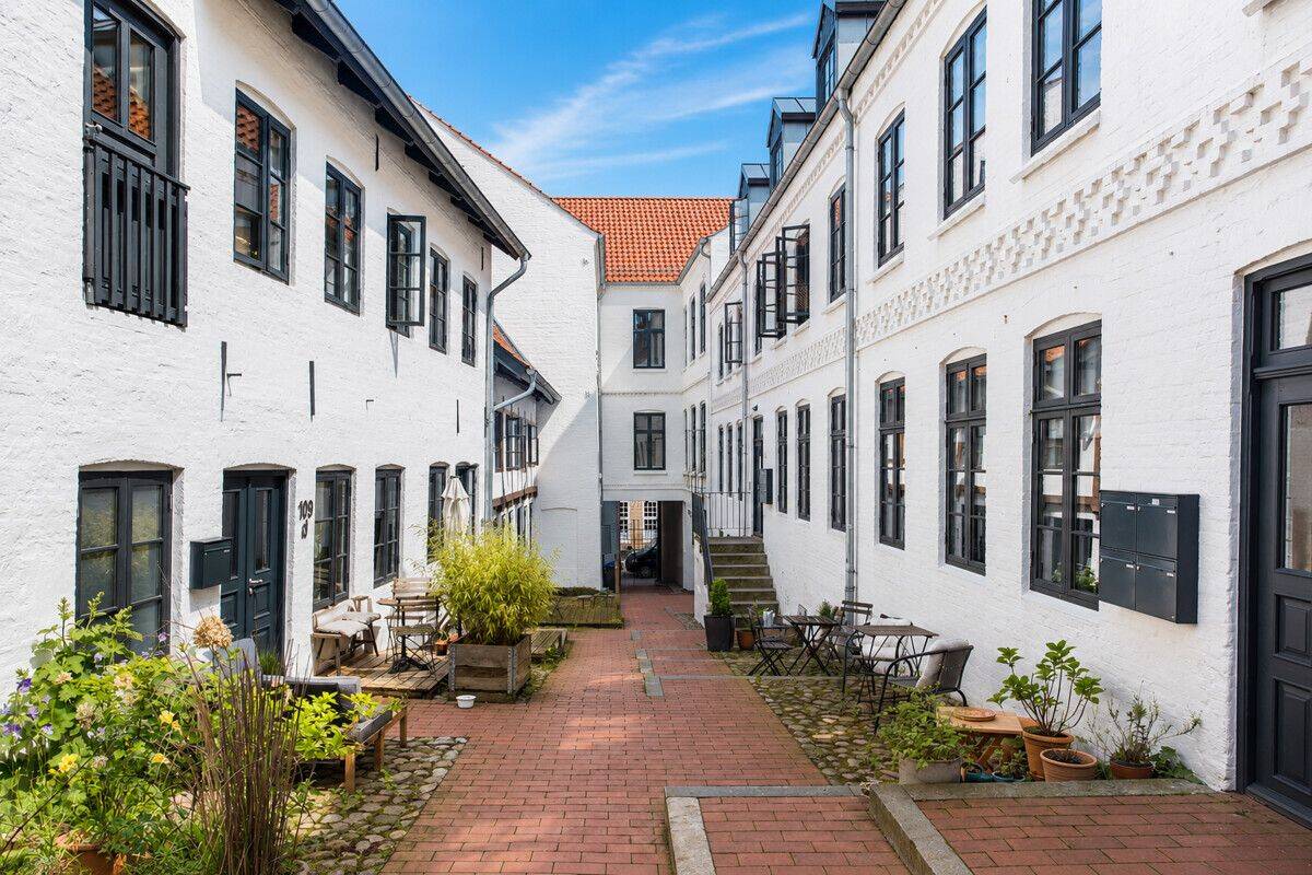 Wohn- und Geschäftshaus mit 24 Einheiten