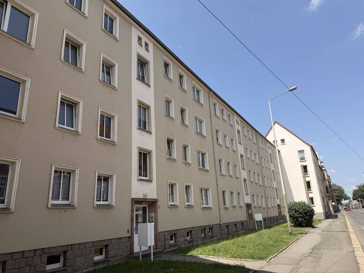 Schöne 2-Raumwohnung mit Balkon, Stpl. und neuer EBK! Tageslichtbad! – 8058 Zwickau – Bild 1 von 9