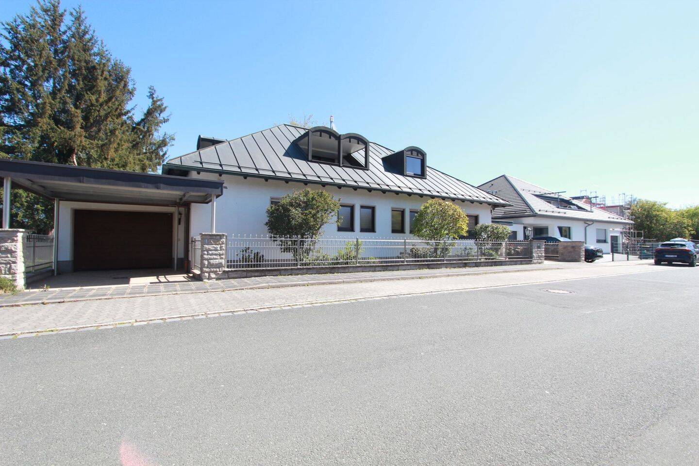 Großzügiges Wohnhaus mit Indoor-Pool, Sauna & 2 Garagen - ideal auch für 2 Familien