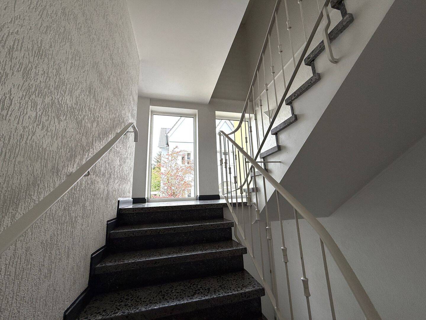 Schöne 5-Zimmer-Maisonette II 178 m² Wohnfläche II 2 Bäder II Gute Lage in Brühl II PKW-Stellplatz II 1. OG – Brühl – Vorschaubild 3