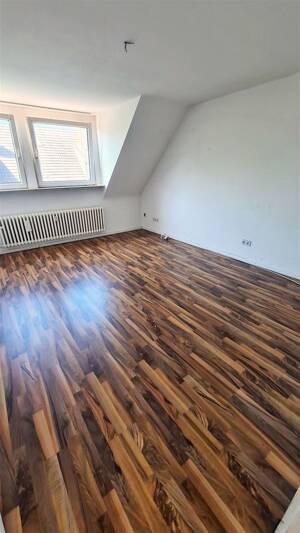 ***Geräumige Dachgeschoss-Wohnung mit 5 Zimmern in gepflegtem Umfeld*** – 46049 Oberhausen – Vorschaubild 3