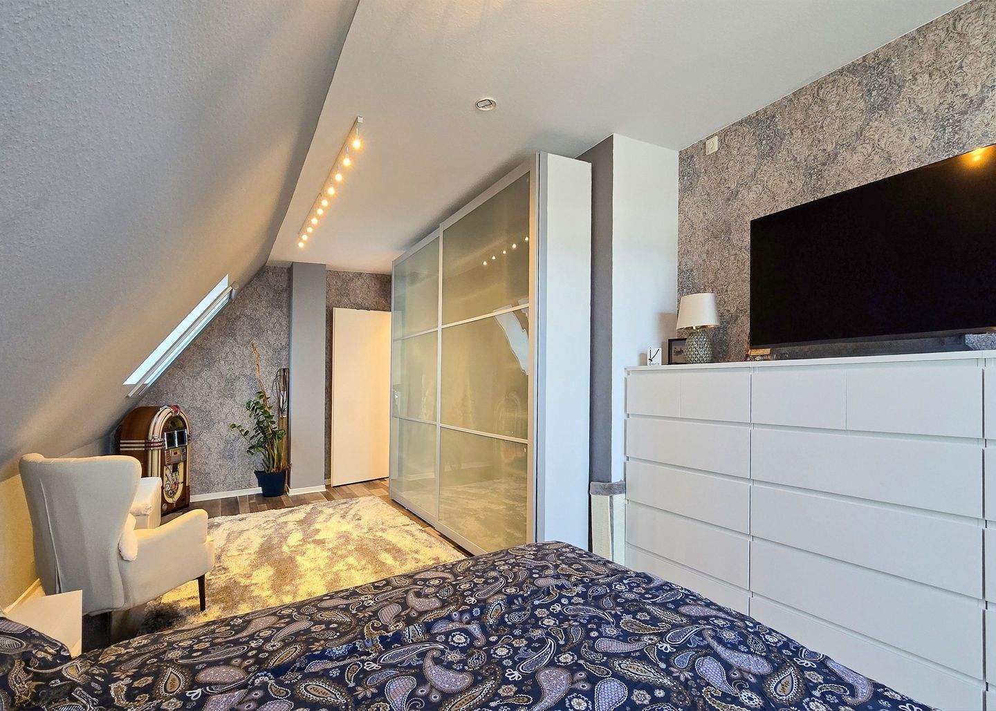 Familienfreundliches Einfamilienhaus mit wohnlich ausgebautem Keller und PV-Anlage – Braunschweig – Vorschaubild 6