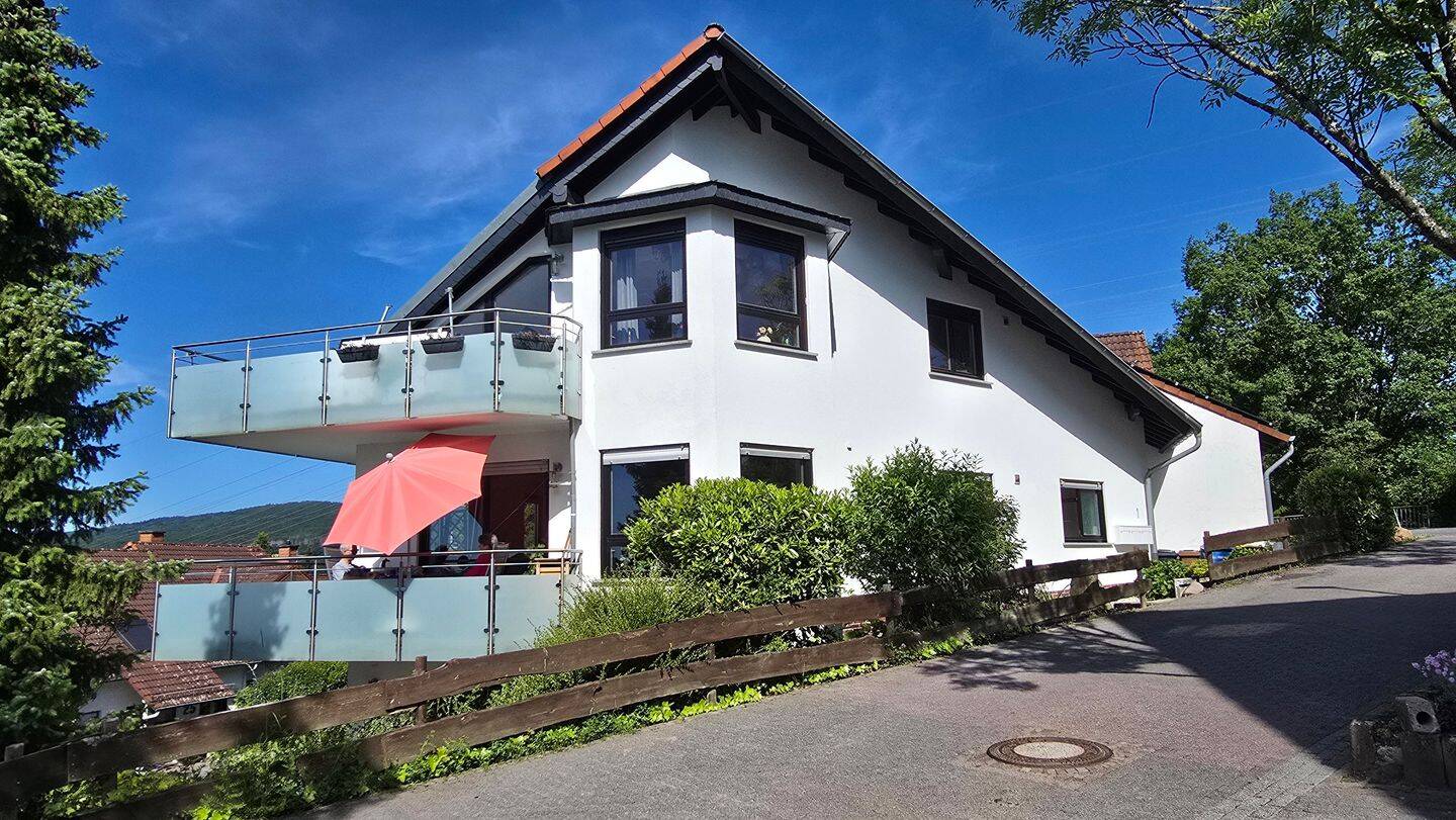 Helle, elegante 3 Zimmer Dachgeschosswohnung mit 80 m² in einem 3 Familienhaus zu vermieten. – Niedernhausen – Vorschaubild 2