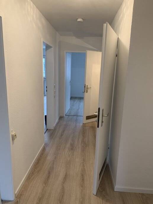 Vollständig renovierte Wohnung mit drei Zimmern, EBK und Balkon in Heilbronn- Böckingen