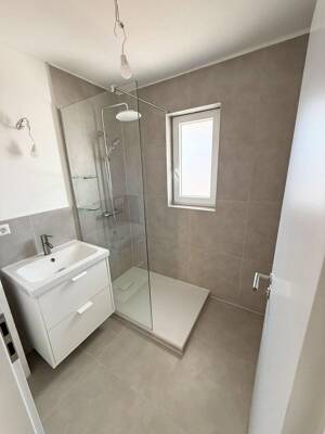 Frisch komplettsanierte 4-Zimmer-Wohnung mit Einbauküche & Balkon in Stuttgart-Bad Cannstatt – 70372 Stuttgart – Vorschaubild 2